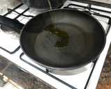 Foto del paso 4 de la receta: Guisantes salteados con jamón, huevos de codorniz y salchichas