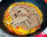 Foto del paso 8 de la receta: Fideos soba en salsa de ostras con langostinos y curry madrás