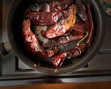 Foto del paso 1 de la receta: Salsa asada (chile guajillo y jitomates)