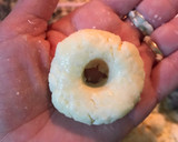Foto del paso 4 de la receta: Rueditas de fécula de maíz, coco y leche condensada