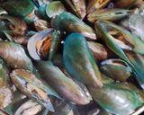 Foto langkah ke 1 dari resep Kerang Hijau Rebus Bumbu Kuning.
