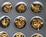 Foto langkah ke 5 dari resep Omelette-noodle muffin.