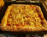 A szélein sajttal töltött, sonkás-gombás-kukoricás pizza recept fázis 10 fotója