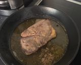 Foto del passaggio 1 della ricetta Petto d’anatra all’arancia con cipolle e scorsa di arancia caramellate