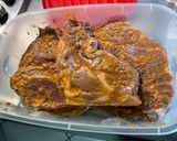 Une image de l'étape 8 de Côtes de porc grillées marinées sauce tomate aux pommes de terre et piments verts.