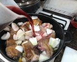 Foto del paso 4 de la receta: Paletilla de cordero al horno con cabeza de ajos y patata al horno