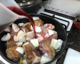 Foto del paso 4 de la receta: Paletilla de cordero al horno con cabeza de ajos y patata al horno