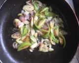 Foto langkah ke 2 dari resep Tumis tahu tauge sosis.