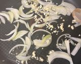 Une image de l'étape 1 de Riz safrané et ses brochettes de gambas sautées au citron.