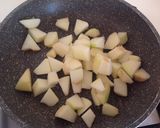 Foto del passaggio 4 della ricetta Petto d'anatra con salsa di lamponi, pùrè di patata americana e mela al tegame