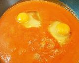 Foto del paso 10 de la receta: Huevos fritos con langostinos en sofrito casero