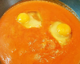 Foto del paso 10 de la receta: Huevos fritos con langostinos en sofrito casero