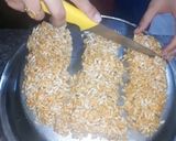 लाई चिक्की/ मुरमुरे लड्डु(Lai chikki/Murmura laddu recipe in Hindi) रेसिपी चरण 7 फोटो
