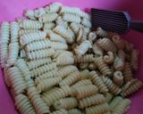 Foto langkah ke 4 dari resep Kue Kewuk (Kue Asin Garpu).