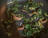 Foto del passaggio 3 della ricetta Spaghetti alle biete acciughe e sesamo tostato
