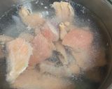 Foto langkah ke 1 dari resep Salmon Belly Soup.