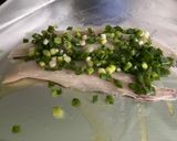 Une image de l'étape 4 de Filets de merlu blanc aux cebettes, citron confit et épices.