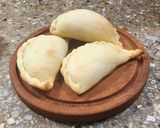 Foto del paso 10 de la receta: Empanadas criollas (morrón, cebolla, huevito duro, pasa de uva y aceitunas), con masa casera🥟