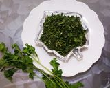 કોથમીર ની સુકવણી(Kothamir Sukavani Recipe In Gujarati) રેસીપી સ્ટેપ2ફોટો