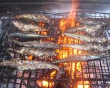 Foto del paso 3 de la receta: Calçots con sardinas en fuego de leña