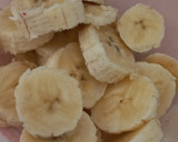 Foto del paso 2 de la receta: Licuado de banana y frutilla con leche 🍌🍓