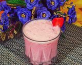 A picture of step 3 of Strawberry shake.
