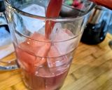 Foto del paso 3 de la receta Zumo de fresas con agua de hibisco