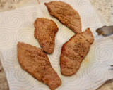 Foto del paso 3 de la receta: Escalopines de ternera en salsa de pimientos y tomate