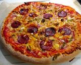 Foto del paso 5 de la receta: Pizza casera esponjosa de peperoni