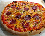 Foto del paso 5 de la receta: Pizza casera esponjosa de peperoni