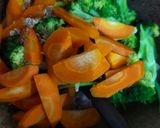 Foto langkah ke 3 dari resep Cah Brokoli Wortel.