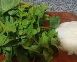 Foto del paso 1 de la receta: Salteado de hojas de rabanitos con tallarines y ricota seca salada. Receta Fácil y rápida