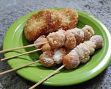 Foto langkah ke 7 dari resep Roti goreng isian & sate gulung gula.