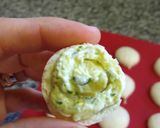 Foto del paso 2 de la receta: Macarons de cajú con relleno de queso y albahaca