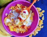 मिल्की फ्रूटी कॉर्न फ्लेक्स (milky frutti corn flakes recipe in Hindi) रेसिपी चरण 5 फोटो