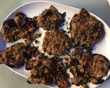 Une image de l'étape 9 de Galettes de porc épicées aux fanes de radis, herbes et tomate.
