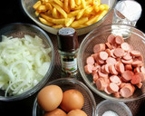Foto del paso 1 de la receta: Revuelto de patatas fritas, salchichas, cebolla y huevo