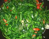 Foto langkah ke 4 dari resep Tumis Kangkung Saus Tiram.