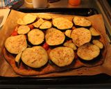 Foto del paso 23 de la receta: Pizza de berenjenas, cebolla, tomatitos y mozzarella