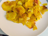 Patatas con cebolla al horno y huevos (casi) hervidos