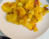 Foto del paso 3 de la receta: Patatas con cebolla al horno y huevos (casi) hervidos