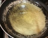 A picture of step 1 of Shrimp jellof rice.