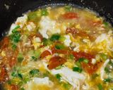 Foto langkah ke 4 dari resep Tan Hua Tang (Sup Telur Tomat).