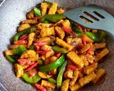 Foto langkah ke 5 dari resep Oseng Tempe dan Paprika Hijau.