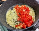 Une image de l'étape 8 de Riz aux poivrons tricolores, saucisses alsaciennes, tomates et pesto.