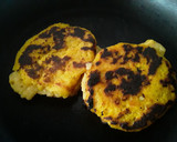 Foto del paso 8 de la receta: Arepas de plátano maduro con "queso" y huevo frito🍳