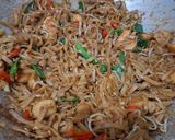 Foto langkah ke 7 dari resep Char Kway Teow 15 Menit! 🔥 Kwetiau Goreng Malaysia ala Penang 🇲🇾 Anti Gagal.