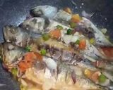 Foto langkah ke 6 dari resep Ikan kembung goreng sambal dabu praktis.