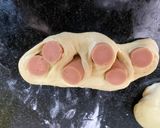 Hình bước làm 4 của món Bánh mì hoa xúc xích