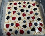 Foto del passaggio 5 della ricetta Quadrotti allo yogurt con frutti di bosco, frozen